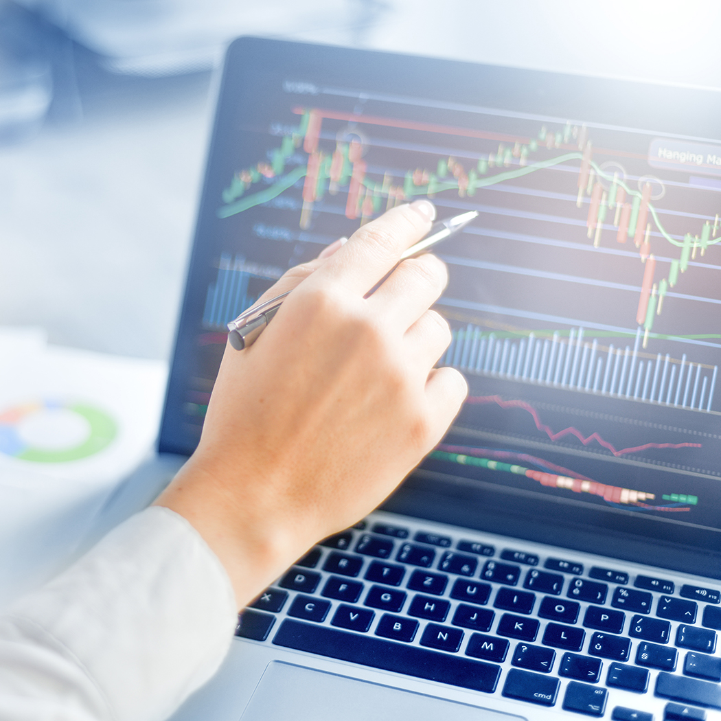hand pointing to stats on a laptop screen, Finance and Accounting, Banking operations  | DXC Technology