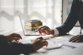 Team meeting representing Strategic Planning & Execution, Corporate Strategy Advisory Services | DXC Technology