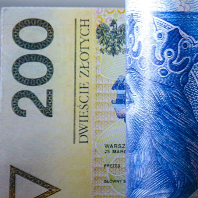 View of Polish bank notes, Applications, Banking & Capital Markets, PKO Bank Polski | DXC Technology Customer Story