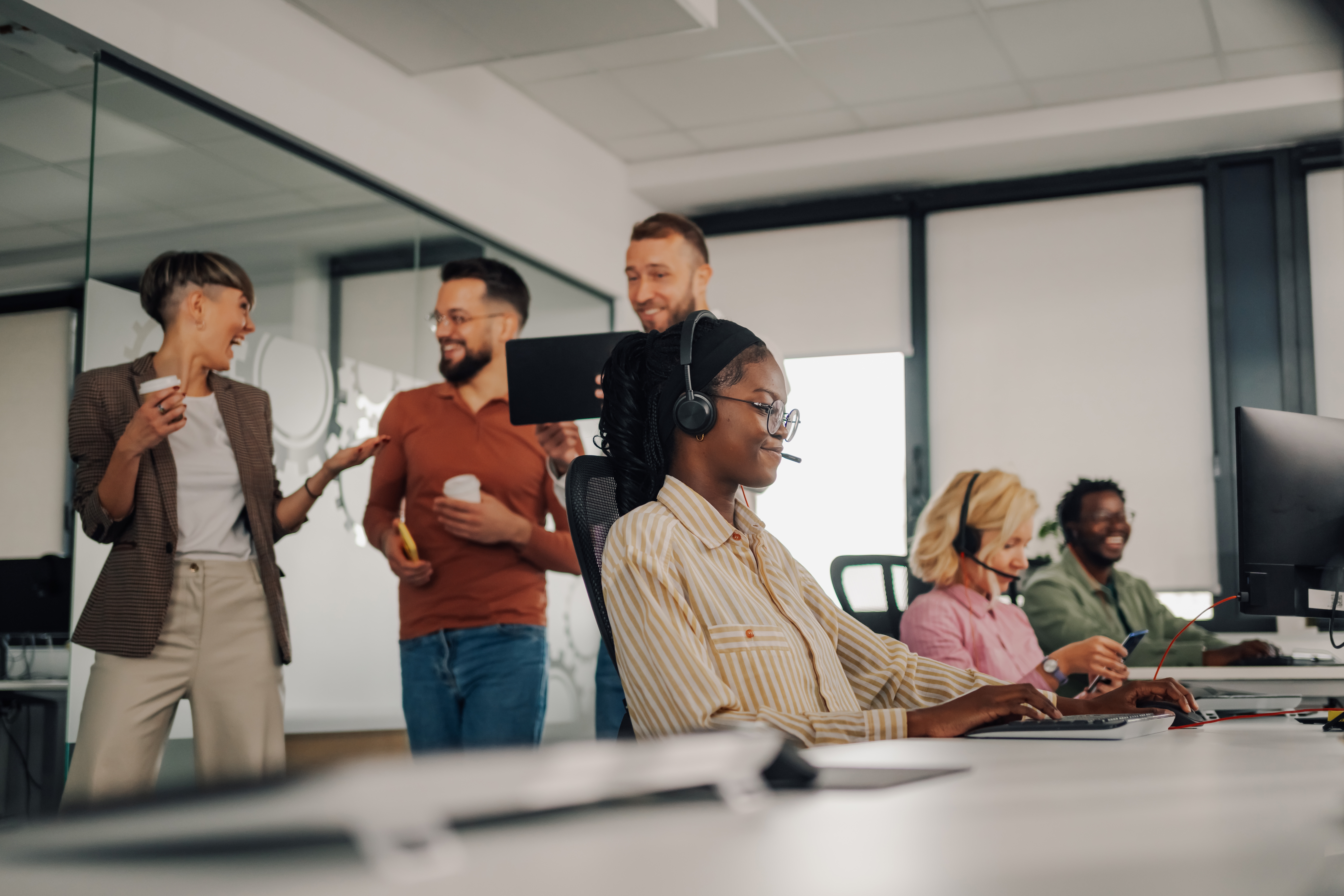 Service desk team managing zero trust access to applications with least-privilege security, Zero trust solutions | DXC Technology