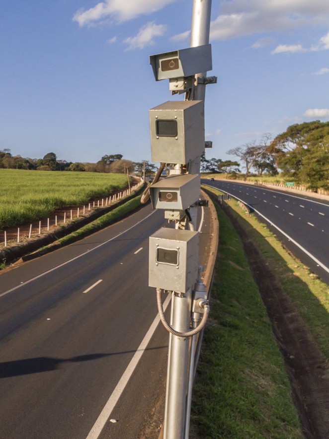 Abstract lights symbolizing seamless zero trust implementation in a borderless digital world, Zero trust solutions | DXC Technology