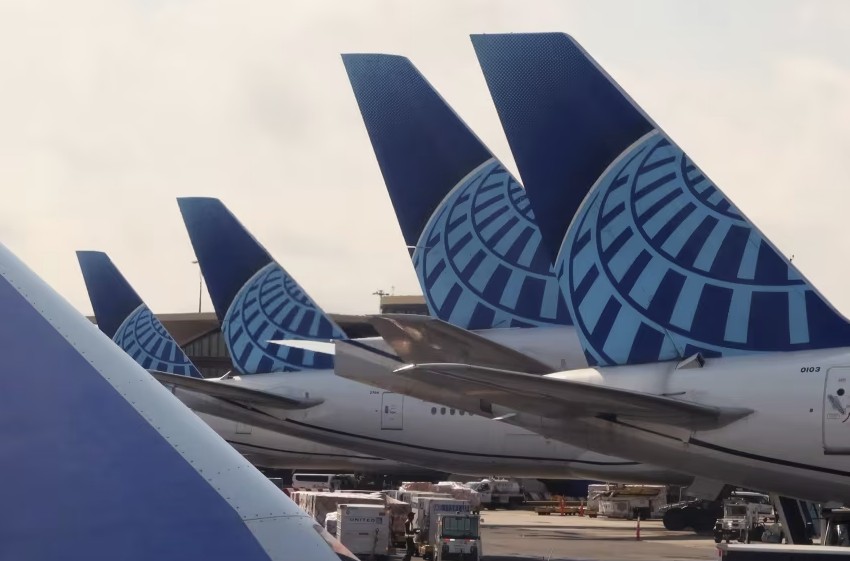 Abstract lights symbolizing seamless zero trust implementation in a borderless digital world, Zero trust solutions | DXC Technology