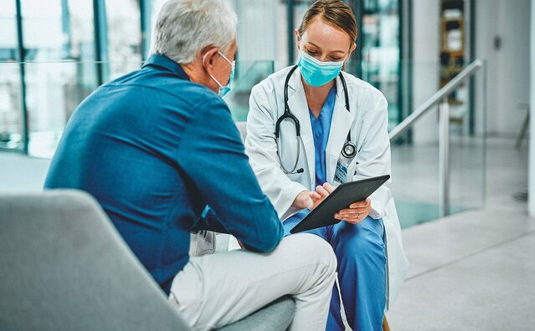 Patient and Doctor engaging in discussion - Example of Successful Digital Transformation in Healthcare  | DXC Customer Story