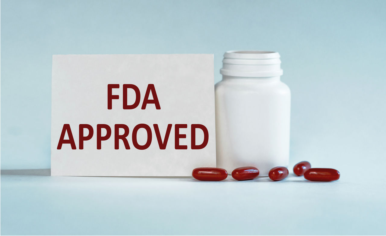 Bottle of prescription drugs - Life sciences companies can speed regulatory approval with GenAI | DXC Technology Insights 