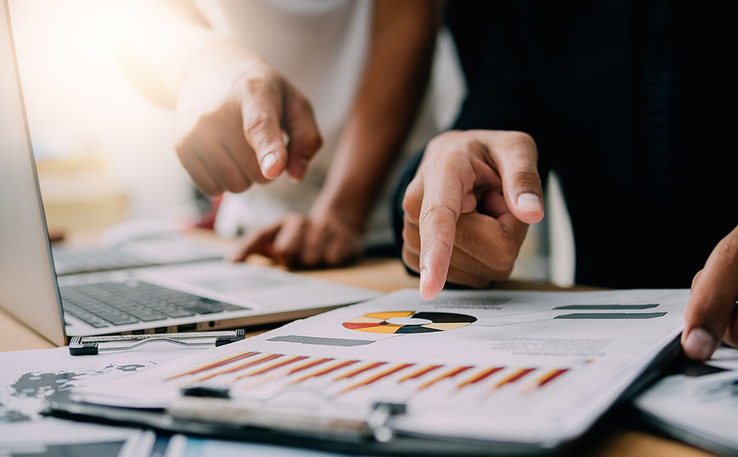 Two workers pointing at charts, Cloud & Infrastructure | DXC Technology Customer story