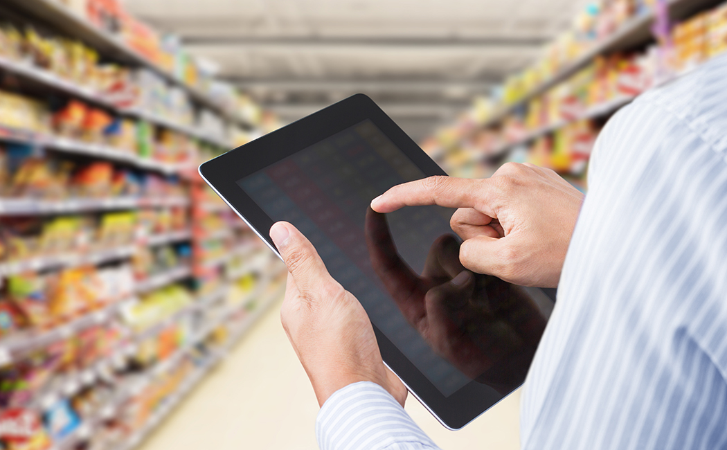 person with ipad in grocery store, Best-in-class Finance & Accounting BPS, Finance & Accounting | DXC Technology
